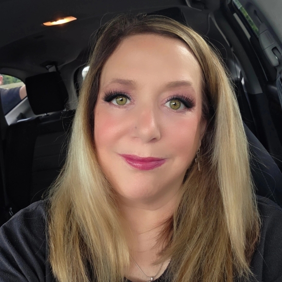 Meet your Posher, Stephanie - Picture 2 of 2